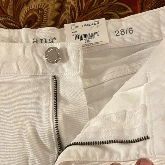 a.n.a White Stretch Denim Cuffed Shorts Size 6 - Picture 4 of 5